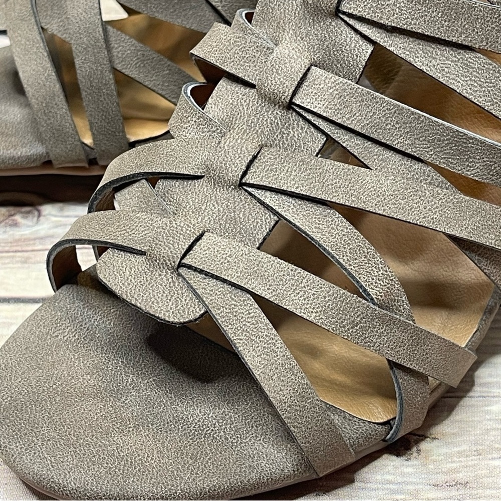 EDL Presents Pop Shiba Size 8.5 Mushroom Taupe Caged Block Heel Sandal (NIB) - Picture 3 of 12